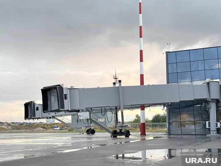 Стало известно, когда заработают телетрапы в аэропорту Перми На модернизацию пермского аэропорта из федерального бюджета выделено 2 млрд рублей. Ожидается, что после окончания реконструкции в сентябре 2026 года появится возможность эксплуатации телетрапов. В феврале 2025 года пермский минтранс обещал, что до конца года реконструкция перрона уже будет завершена. После этого станет возможна установка телетрапов. Годом ранее во время прямой линии президента РФ пермяки пожаловались, что телетрапы в пермском аэропорту уже несколько лет стоят без дела. Тогда же стало известно, что генподрядчик, АО «Стройтрансгаз», отказался от реконструкции перрона. Несмотря на это, краевые власти заверили, что строительные работы в аэропорту Перми возобновятся. Подписаться Дать «буст»