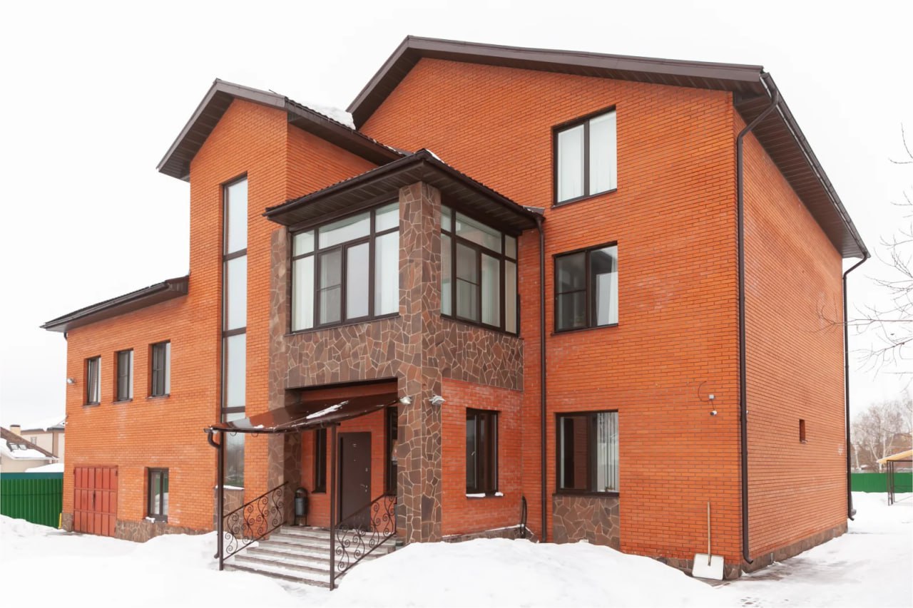 Один человек насмерть отравился в пансионате для пожилых в Подмосковье Еще 21 человек пострадал Там выявлена вспышка острой кишечной инфекции пишут СМИ По их данным руководство пансионата поздно обратилось за медпомощью пытаясь вылечить постояльцев самостоятельно Сейчас людей эвакуируют Проводится комплекс противоэпидемических и профилактических мероприятий совместно с Роспотребнадзором   Подпишитесь на Абзац TG VK Дзен MAX Rutube