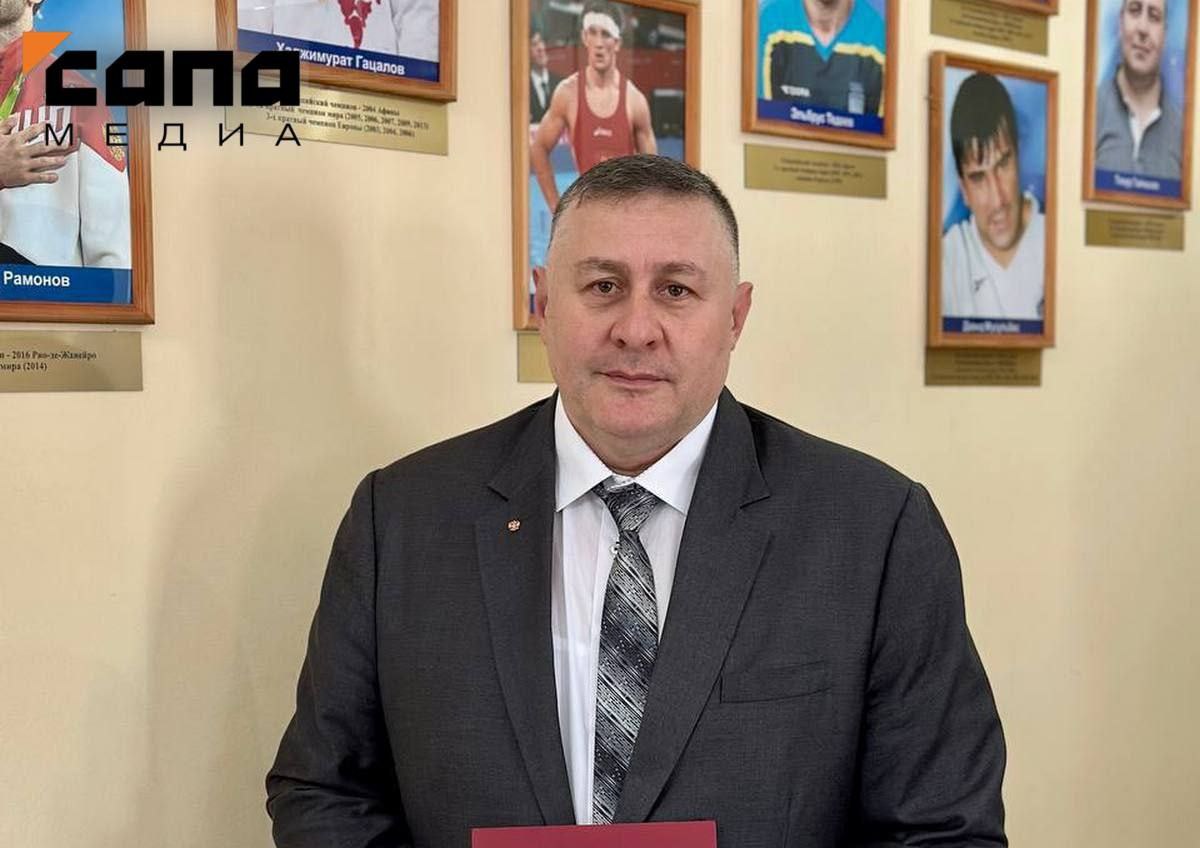 Глава Минспорта Осетии заявил о попытках переложить на министерство недоработки Федерации борьбы   Министр спорта республики Артур Хадонов подвел итоги чемпионата России и назвал главную причину неудач осетинских борцов. По его словам, ситуация, которая сложилась в борьбе, стала следствием системной ошибки тренеров в подготовке спортсменов. В регионе на данный момент работает около 340 тренеров, при этом на первенстве республики выступает 150–170 спортсменов.    «Не кажется вам удивительным, что при таком большом количестве тренеров детей нет? А то, что касается выступления на чемпионате России, и то, что нас обвинили в том, что мы не работаем. Это как лучший способ защиты — нападение. То есть то, что Федерация борьбы республики не доработала, это пытаются переложить на плечи министерства спорта», — сказал он.  Хадонов также отметил, что в республике будет сокращаться количество тренеров, а средства на зарплаты перераспределят на других специалистов. Для этого проведут анализ результатов и аттестацию.    «Мы разработали план по поддержке молодых тренеров и сокращению «мертвого груза», который не работает в наших школах. У нас есть прекрасный состав тренеров, которым за 60 лет — это мозг, аналитика, связь поколений, — они работают. Есть молодые тренеры, которые пришли с новыми знаниями и видением. Но есть состав, скажем так, от 35 до наших аксакалов, который не хочет работать. Они просто проводят время», — говорит глава Минспорта.    По его словам, на поддержку спортивной борьбы в Осетии с начала года выделили около 15,7 миллионов рублей. Средства направили на организацию сборов, проведение соревнований и отправку спортсменов на состязания.    Подписывайся на «Сапа 15»