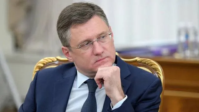 Новак прогноз по инфляции в России на 2026 год повышен с 4 до 5 2 По его словам инфляция в этом году также приблизится к 5 2 а к целевому уровню в 4 экономика должна выйти с 2027 года Рост ВВП России в 2026 году прогнозируется на уровне 0 4 в 2027 м 1 4 к 2029 году 2 4 Новак отметил что длительное сохранение умеренно жесткой денежно кредитной политики будет сдерживать экономический рост Он также заявил что снижение инвестиций продолжится в 2026 году а их восстановление ожидается после смягчения ДКП По словам Новака сбалансированный бюджет остается ключевым условием для последовательного снижения ставки Кроме того вице премьер предупредил что затяжной энергокризис может привести к резкому падению цен на нефть