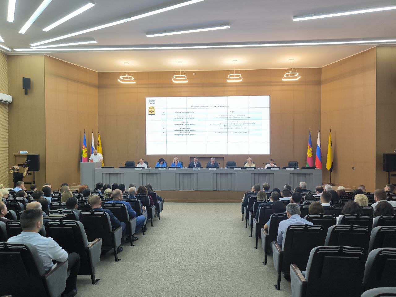 Рафаэль Бегляров о планах по обустройству новых детских площадок Благодаря реализации целей и задач национального проекта «Инфраструктура для жизни» до конца третьего квартала за счет управления жилищно-коммунального хозяйства в Новороссийске появится четыре новых детских площадки: Детская площадка по адресу: г. Новороссийск, ст. Раевская, ул. Совхозная пересечение с ул. Славы Детская площадка по адресу: г. Новороссийск, ул. Видова, 196. Детская площадка по адресу: г. Новороссийск, ул. Краснодарская, 88. Научная площадка, Южный внутригородской район пересечение ул. Героев Десантников и проспекта Дзержинского. Эти объекты станут долгожданным подарком для маленьких жителей Новороссийска и их родителей. Современные игровые комплексы, безопасное покрытие, яркий дизайн — все это направлено на создание комфортной и развивающей среды для детей разного возраста. Площадки будут оборудованы с учетом потребностей самых маленьких новороссийцев, а также детей постарше, предоставляя возможности для активных игр, физического развития и социализации. Помимо благоустройства новых, планируется ремонт и восстановление резинового покрытия на 24 детских и спортивных площадках. Присоединяйтесь к просмотру: Официальная страница ВКонтакте