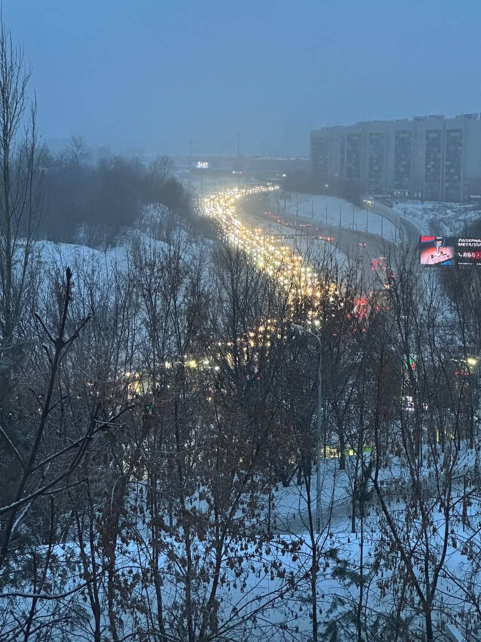 Уже завтра платным станет Вознесенский тракт.  Оплатить проезд можно будет через сайт   в течение 5 дней, где будет достаточно ввести номер автомобиля. Тариф автоматически будет определять искусственный интеллект по полученным снимкам с камер. Для самых обычных легковушек цена составит 150 рублей в часы пик и 90 рублей в остальное время. А в перспективе начнет работать оплата по транспондерам.  Для получения помощи на дороге и консультации по вопросу оплаты действует короткий номер 0216. Штраф за неоплату проезда составит 1500 рублей, для грузовиков и автобусов – 5000 рублей.  Прислать новость   Реклама Подписаться на "Казань в Эфире