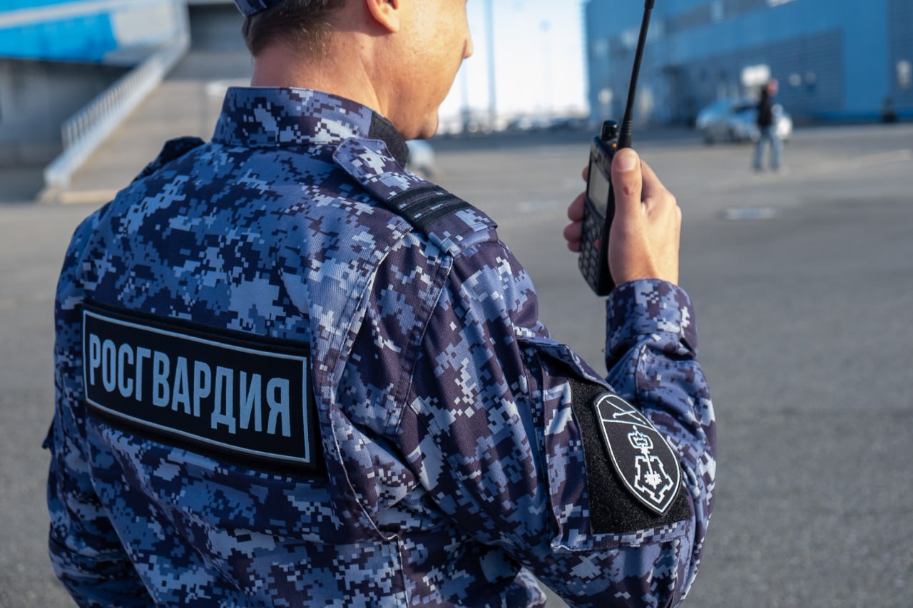 В Темрюке сотрудники Росгвардии задержали разыскиваемого мужчину из Московской области 31-летний житель Московской области, почти месяц находившийся в федеральном розыске, был задержан сотрудниками Росгвардии в одном из гостевых домов Темрюка. Молодой человек разыскивался правоохранительными органами Брянской области за совершение имущественного преступления. Днем наряд вневедомственной охраны получил оперативную информацию о возможном местонахождении разыскиваемого. Прибыв на место, росгвардейцы обнаружили и задержали мужчину. Задержанный передан сотрудникам полиции для дальнейшего разбирательства. #Росгвардия #Кубань #Краснодар