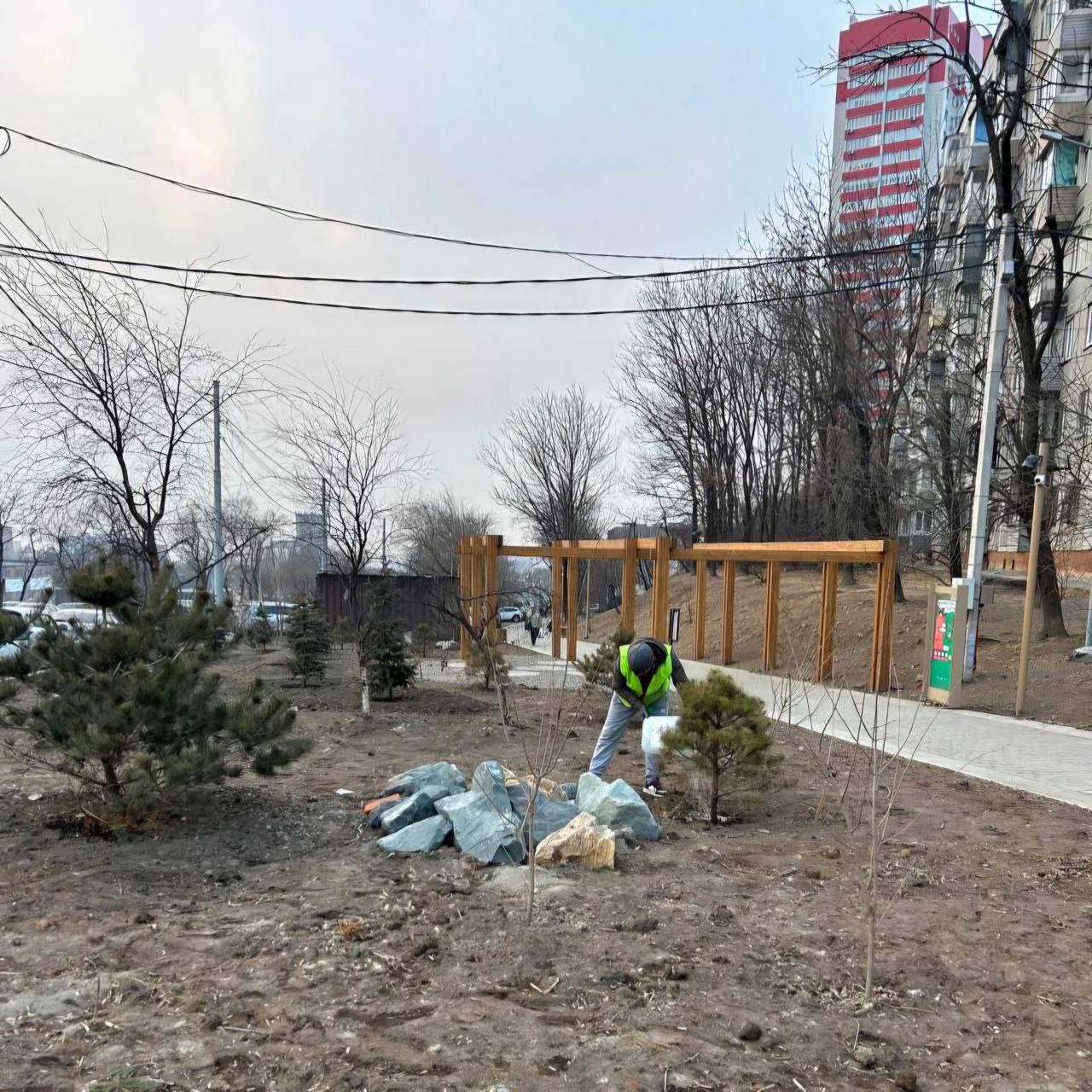 Во Владивостоке начали весенний полив молодых деревьев  С приходом плюсовых температур во Владивостоке стартовал уход за зелёными насаждениями в парках, скверах и на набережных. Чтобы деревья прижились и радовали горожан, их поливают, подкармливают и обрабатывают от солнца.    В первую очередь поливают хвойные – они наиболее уязвимы к ожогам. Их уже обработали составом «Пуршат» и теперь регулярно снабжают водой.   Полив лиственных стартует в ближайшее время – на каждое дерево выделяют не менее 20 литров воды.   Работы уже прошли на пляже Ахлёстышева, в скверах на Успенского и Жигура. В планах – Покровский парк, парк «Солнышко», сопка Бурачка и другие территории.   Рабочие также обрезают сухие ветки и переподвязывают молодые деревья.  Вскоре начнётся вегетационный период, и растения получат минеральную подкормку для активного роста. Владивосток готовится к зелёному сезону!  Источник:      ХОРОШИЕ НОВОСТИ