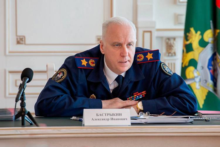 Глава СК РФ взял на контроль расследование резонансного дела в Ростове Председатель Следственного комитета России Александр Бастрыкин потребовал предоставить детальный отчет о ходе расследования инцидента с нападением во дворе жилого комплекса в донской столице. Поводом для вмешательства федерального центра стал сюжет на одном из общероссийских телеканалов, где обсуждалась спорная квалификация действий местного жителя, попытавшегося пресечь нарушение общественного порядка. Конфликт произошел в октябре прошлого года в Доломановском переулке. Согласно материалам дела, трое нетрезвых мужчин демонстрировали агрессивное поведение: повреждали имущество и оскорбляли жителей. Когда местный житель Владислав Свиридов вместе с отцом сделали им замечание, ситуация переросла в физическое противостояние. В результате один из нарушителей порядка - Рафаэль Цатурян - получил телесные повреждения и был доставлен в медучреждение. Парадоксальным образом следственные органы первоначально возбудили уголовное дело в отношении самого Свиридова, что вызвало волну возмущения среди общественности. Родственники студента ДГТУ и правозащитники настаивали на привлечении к ответственности действительных зачинщиков беспорядков. После общественного резонанса региональное управление СК переквалифицировало дело по статье о хулиганстве ст. 213 УК РФ в отношении группы лиц: двое фигурантов находятся под домашним арестом; третий объявлен в розыск. Как сообщили представители защиты Цатуряна, в отношении их подзащитного также объявлен международный розыск. В настоящее время расследование этого резонансного случая находится на особом контроле в центральном аппарате Следственного комитета. Эксперты отмечают, что подобное внимание федерального руководства к региональному делу свидетельствует о его особой социальной значимости и необходимости тщательной правовой оценки всех обстоятельств. Фото: Александр Бастрыкин, кадр СКР Предложи нам новость