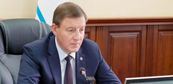 Глава Республики Алтай Андрей Турчак подписал указ об отставке правительства. С сегодняшнего дня весь кабинет министров работает в статусе исполняющих обязанности. Председатель правительства, его заместители и все министры будут проходить обязательное согласование с депутатами Госсобрания. «Представлю будущий состав правительства уже на этой неделе. Депутатский корпус рассмотрит предложенные кандидатуры на сессии 24 июня», - сообщил Турчак.