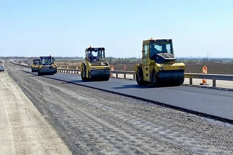 В Ростовской области планируется отремонтировать около 500 автомобильных дорог. По итогам первого полугодия работы завершились на 208 участках. Об этом в ходе пресс-конференции на площадке «Интерфакса» сообщила заместитель губернатора — министр транспорта Ростовской области Алёна Беликова, информирует корреспондент ДОМОСТРОЙДОН.РУ. Так, на ремонт 500 дорог направлено 32 млрд рублей в 2025 году. На эти средства планируется привести в нормативное состояние порядка 860 км дорог регионального и местного значений. В том числе из них насчитывается 105 региональных объектов и 395 — муниципальных. «На сегодняшний день работы завершены на 207 объектах протяженностью 271 км, в том числе на 97 досрочно. Почти половину мы завершили с учетом того, что основные сроки окончания работ — сентябрь, октябрь», — рассказала Беликова. Также она отметила, что среди объектов, где уже завершен ремонт дорог, — 14 региональных объектов, 194 муниципальных. «В рамках национального проекта «Инфраструктура для жизни» у нас запланирована работа в 2025 году на 254 объектах по реконструкции и ремонту. За 6 месяцев по этому нацпроекту у нас готово уже 118 объектов, это 155 км», — добавила министр.