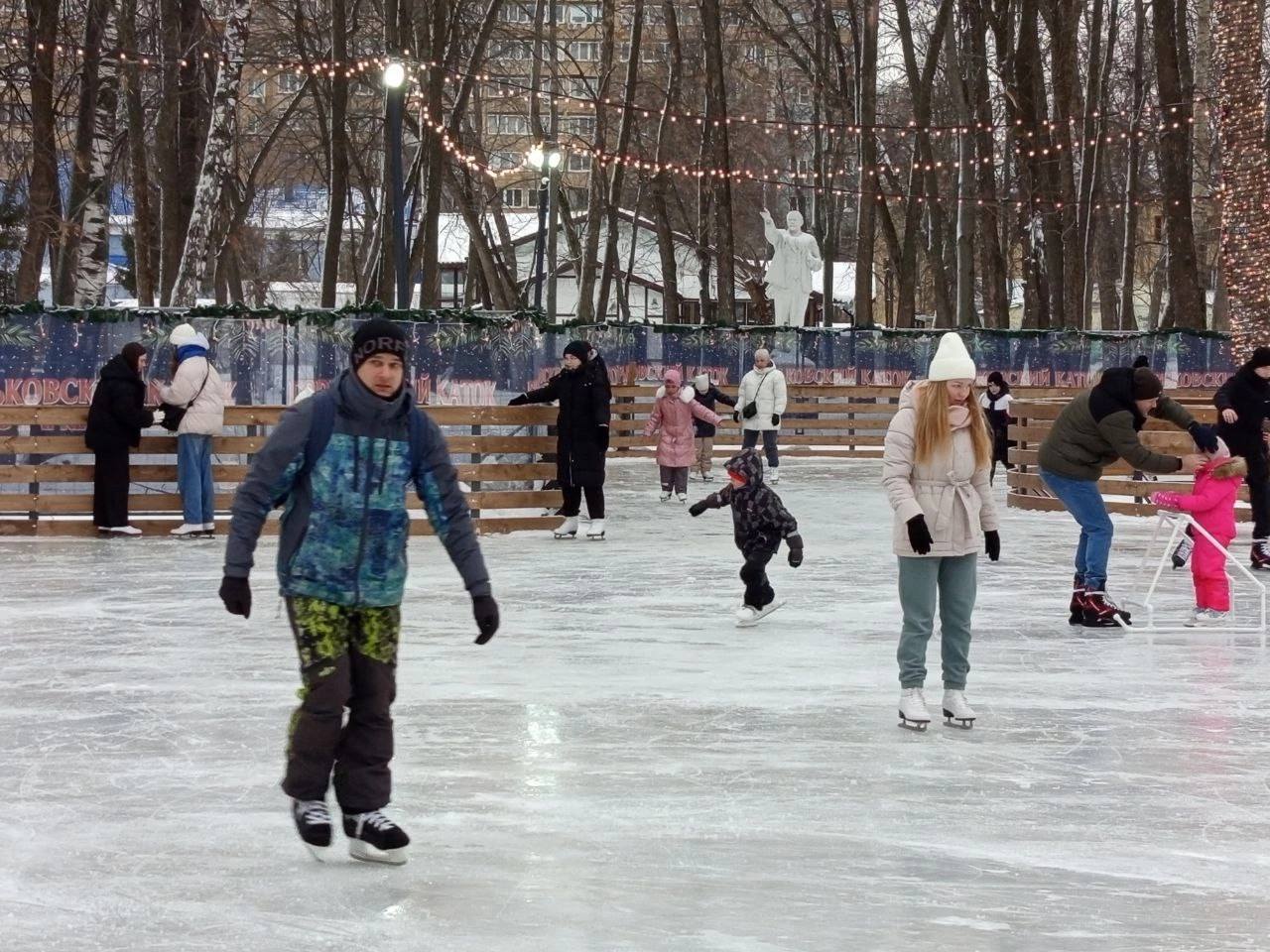 Погода все никак не дает нижегородцам покататься на коньках.  Из-за потепления катки в Парке им. 1 Мая и в Автозаводском парке снова закрыли.   Подпишись \ Предложи новость