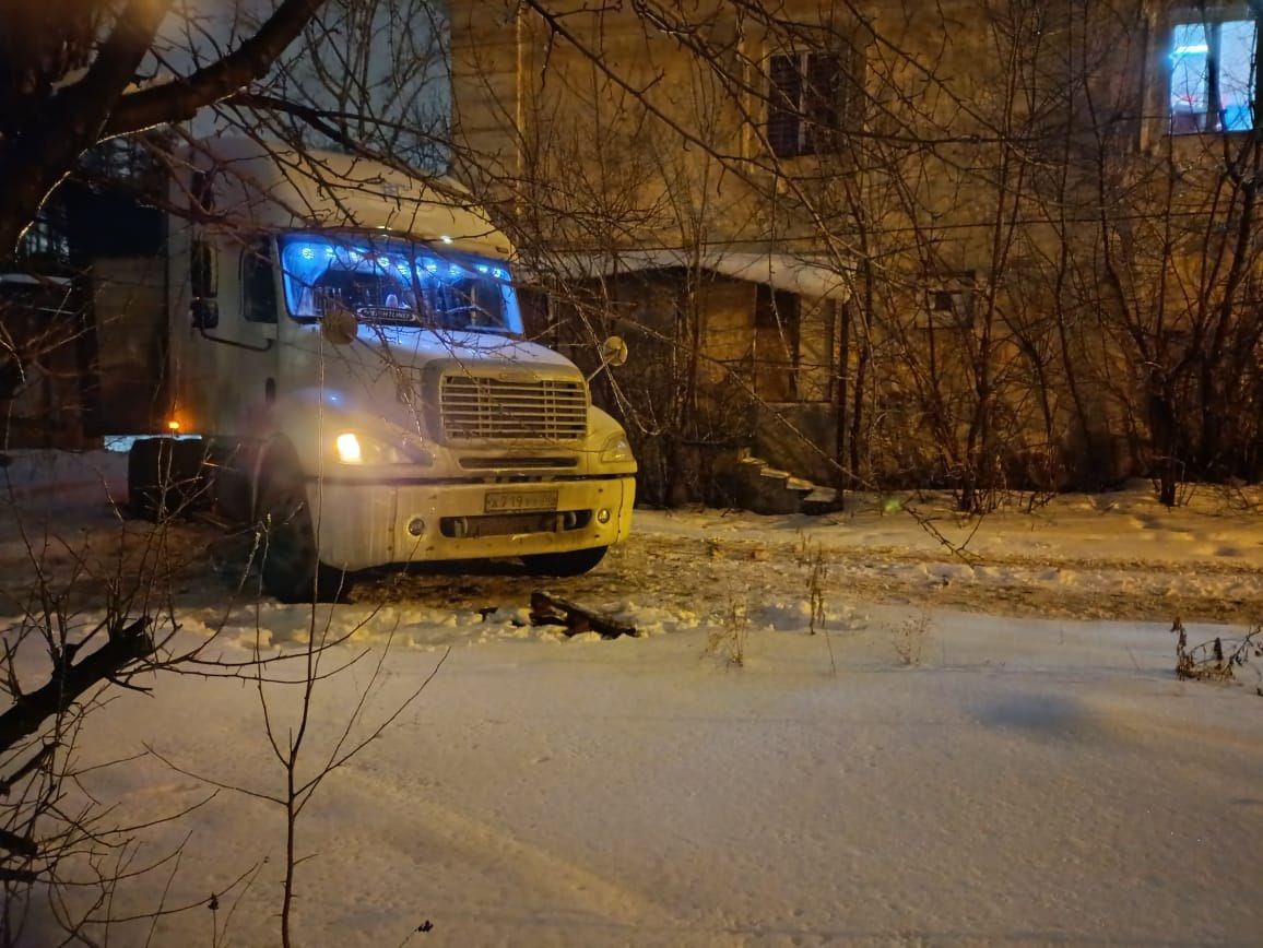 В Екатеринбурге дальнобойщик застрял в сугробах. Он несколько дней живет в фуре.  Большегруз увяз в сугробах на Изоплите. Местные жители пытались помочь ему своими силами, но не смогли.  — Номера — Ханты-Мансийск. Мужчина ночует в машине с субботы. Есть поломки машины, говорят, что сгорело сцепление от неудачных попыток выехать, — объяснил один из жителей.  Машина создавала и неудобства — например, по полдня газовала, из-за этого во дворах было нечем дышать. Екатеринбуржцы звали помочь тракториста, однако трактор оказался слишком маленький.  — Ему не выехать самому. И денег нет на эвакуатор. Третий день чинится, лазит под машиной. Мерзнет, раз машина не заводится, то ему и погреться не от чего, — сочувствуют водителю жители.  Если вы готовы помочь водителю, пожалуйста, свяжитесь с нами через  .