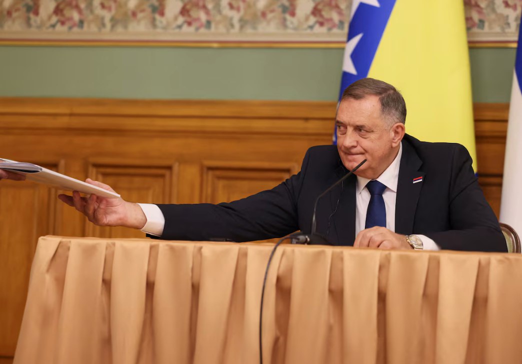 В Республике Сербской заменили Додика Парламент энтитета в составе Боснии и Герцеговины назначил Ану Тришич Бабич исполняющей обязанности президента республики За это решение проголосовали 48 депутатов четыре были против воздержавшихся не было Большинство представителей оппозиции не участвовали в голосовании Новую должность Бабич будет занимать только до досрочных президентских выборов которые назначены на 23 ноября Назначение произошло после того как 6 августа Центральная избирательная комиссия Боснии и Герцеговины лишила Милорада Додика мандата президента Республики Сербской Апелляция Додика на это решение была отклонена 18 августа а его полномочия официально прекращены 12 июня Изначально назначенный год лишения свободы заменили штрафом Додик также не сможет занимать политические должности в стране в течение шести лет Задонатить через бота Patreon Boosty