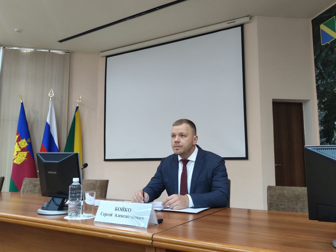В этом году в муниципалитете планируем трудоустроить 834 подростка  Эту тему также рассматривали на планерном совещании.  В школах муниципалитета в июне уже отработали 200 ребят. Ещё 50 человек заняты в учреждениях культуры. Подросткам предоставляется частичная занятость с соблюдением всех требований законодательства.  Хорошая практика давать работу несовершеннолетним в профильных ведомствах. Есть сейчас квоты на трудоустройство школьников и студентов по линии управлений по развитию курортов, ЖКХ и ТЭК, торговли и бытового обслуживания, физкультуры и спорта. Больше всего предоставим мест ребятам при управлении по работе с молодёжью. Только в летний период – это 324 вакансии.    Алгоритм такой работы уже имеется. Главное подойти к взаимодействию с подростками так, чтобы ребята не разочаровались в своём труде, а наоборот, горели желанием его продолжить. Возможно, в будущем, они захотят сюда вернуться работать и выберут высшее образование уже по профилю.    Для несовершеннолетних – это прекрасный повод с пользой провести каникулы: получить новые знания и самим заработать. Такие деньги для них всегда ценнее.