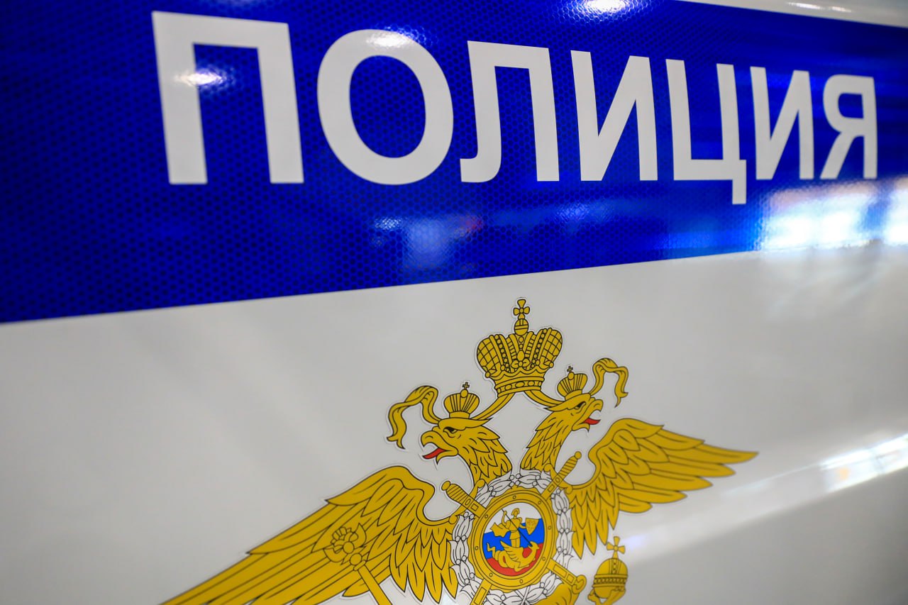 В купол Исаакиевского собора выстрелили из сигнальной ракеты В деле оказались замешаны двое мужчин. Дебоширы совершили несколько выстрелов в сторону достопримечательности и как минимум один раз попали сигнальной ракетой по куполу, сообщает источник . Злоумышленников забрала полиция. У них изъяли сигнальный пистолет «Пионер» и 13 патронов. Теперь им грозит уголовка за хулиганство. UPD: В пресс-службе петербургского МВД сообщили, что мужчины были пьяны и стреляли на территории Исаакиевской площади. Информацию о попавшем в купол снаряде опровергли. ИЗВЕСТИЯ/Сергей Коньков Подписаться Прислать новость