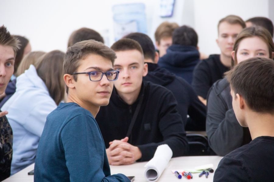 Приглашаем принять участие в Турнире проектных работ грантовой программы Виктора Христенко   С 30 октября по 12 ноября 2025 года открыт приём заявок на регистрацию команд для участия в студенческом Турнире проектных работ в рамках грантовой программы Виктора Христенко Шаг в будущее  Приём заявок ведётся по двум приоритетным направлениям Промышленная робототехника Искусственный интеллект в индустрии и экологии  К участию в Турнире приглашаются обучающиеся всех курсов программ бакалавриата магистратуры специалитета ЮУрГУ не имеющие академических задолженностей сдавшие сессию на оценки Хорошо и Отлично и аспиранты ЮУрГУ в возрасте до 30 лет включительно на момент проведения Турнира в текущем сезоне  В каждой команде допускается участие не более 1 аспиранта Каждая команда участник может принять участие только в одном направлении Турнира и только в одной команде в рамках каждого этапа Подробнее о программе в нашем материале