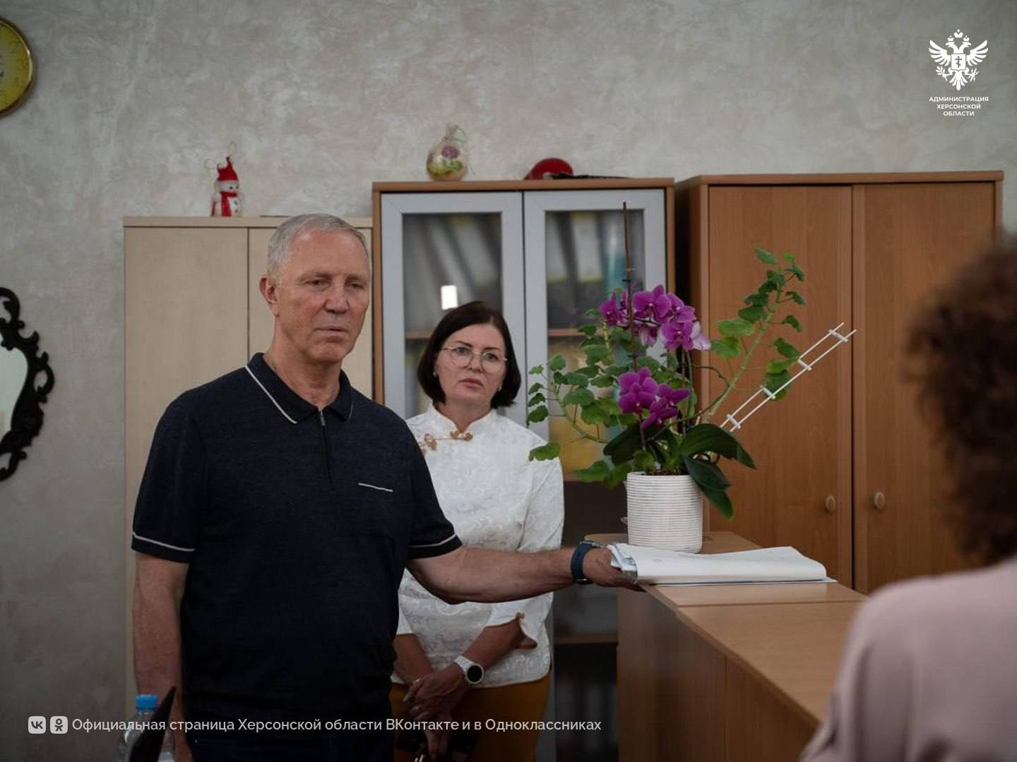 Владимир Сальдо проверил работу Государственного юридического бюро Херсонской области Губернатор Херсонской области Владимир Сальдо с рабочим визитом посетил Государственное юридического бюро. Об этом глава региона сообщил в своем Telegram-канале. «Создано оно меньше года назад в Геническе, а уже видно, что работает не для отчетов, а для людей. Только за первое полугодие этого года — 371 обращение. Помогают пенсионерам, многодетным, участникам СВО и их семьям, инвалидам. Пишут заявления, ходят в суды, выезжают в отдалённые сёла — словом, делают все, чтобы человек не остался один перед бюрократической системой», — говорится в сообщении. В рамках встречи губернатор и руководство бюро обсудили дальнейшее развитие ведомства. «Право должно быть доступным. В первую очередь — тем, кто особенно уязвим», — отметил Владимир Сальдо. За юридической помощью можно обращаться по номерам телефонов: 8 990 179-74-52 Юридическое бюро 8 990 034-07-67 Горячая линия Министерства труда и социальной защиты Сайт ВК ОК #Администрация_Херсонская_область