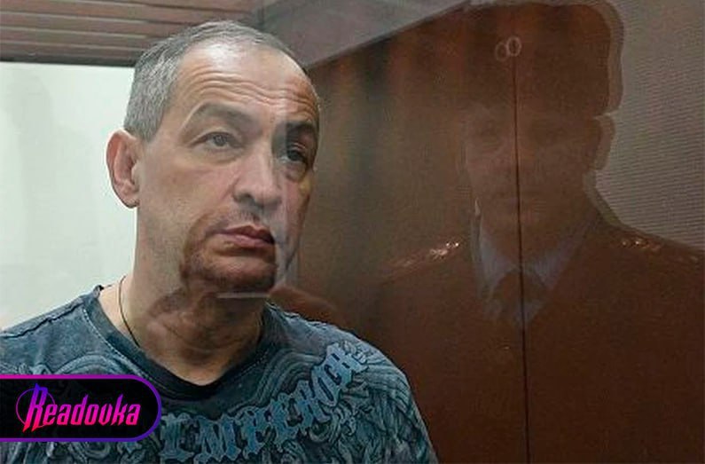 «Коптевский маньяк», отбывающий пожизненное наказание, выиграл суд против издания, которое задержало ему доставку сканвордов Маньяк Сергей Застынчану, который орудовал в районе Коптево в начале 2000-х, из колонии подал иск к рекламно-коммерческой фирме. «Коптевский маньяк» в апреле 2024 года оформил подписку на сканворды, но на адрес заключенного их доставили с задержкой. Суд установил, что пожизненно осужденному маньяку причинили «нравственные страдания в виде переживаний и тревоги». Издание обязано выплатить Застынчану почти ₽3 тыс. Сам осужденный — уроженец Молдавии, приехал в Москву на заработки, за год убил четырех пожилых женщин из района Коптево и обокрал жертв. При задержании у Застынчану нашли ₽60 тыс и золотые украшения. После признания вины и подтверждения вменяемости экспертизой суд присяжных отказал ему в снисхождении. Ранее «коптевский маньяк» добился компенсации от «Почты России» за утерянные письма — получил ₽200 компенсации морального вреда и ₽100 штрафа за нарушение прав потребителя. Источник: BAZA 2.0