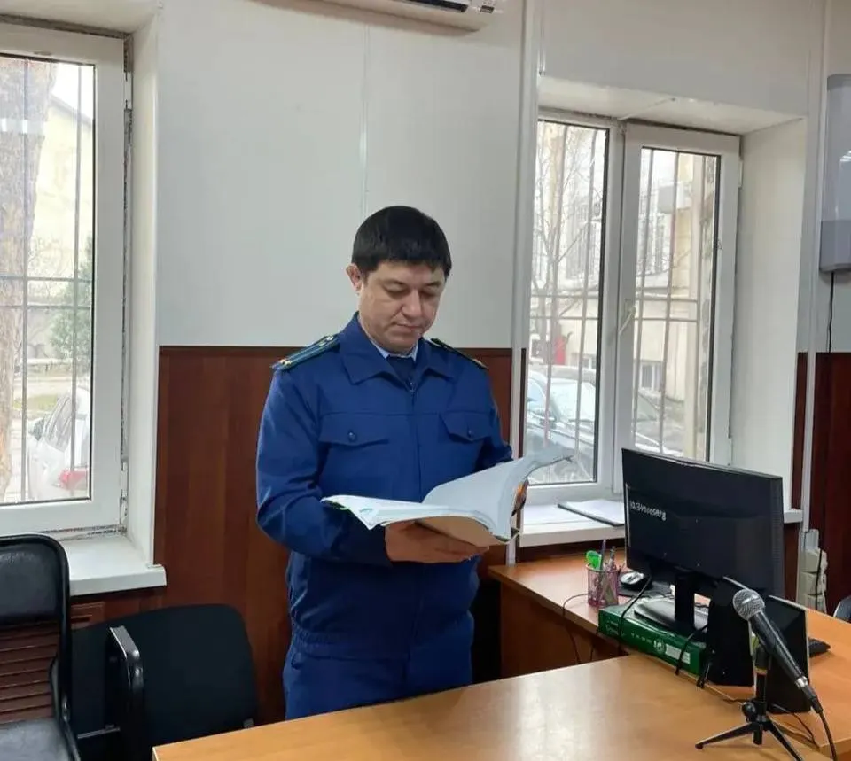 Прокуратура Ленинского района Махачкалы поддержала государственное обвинение по уголовному делу в отношении бывшего помощника судьи Ленинский районный суд г Махачкалы с участием государственного обвинителя прокуратуры района вынес приговор в отношении бывшего помощника судьи Каспийского городского суда Он признан виновным по п а ч 5 и 6 ст 290 получение взятки ч 1 ст 30 п п а в ч 5 ст 290 УК РФ приготовление к получению взятки В судебном заседании установлено что он неоднократно получал денежные средства в виде взяток а также осуществлял посредничество в передаче денежных средств в виде взяток для вынесения положительных судебных решений по отношению к взяткодателям Осужденному назначено наказание в виде лишения свободы сроком на 11 лет и 6 месяцев с отбыванием в исправительной колонии строгого режима штрафом в размере 8 млн рублей с лишением права занимать определенные должности сроком на 9 лет В доход государства конфискованы полученные в результате преступления денежные средства на сумму 1 9 млн рублей