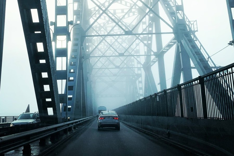 Стала известна причина затора на Старом мосту в Астрахани Ранее мы сообщали что Старый мост в Астрахани сегодня сковал затор radiovolna fm news astrahanskie novosti staryy most v astrakhani paralizovan probkoy html Там внезапно перекрыли одну из полос и ввели реверсивное движение Теперь же стала известна причина произошедшего На Старом мосту произошла сдвижка деформационных швов что привело к временному прекращению движения Инцидент случился сегодня 11 ноября в результате воздействия динамической нагрузки на конструкцию моста Министерство транспорта и дорожной инфраструктуры Астраханской области сообщило что движение было остановлено для обеспечения безопасности участников дорожного движения На место происшествия направлены специалисты для оценки состояния конструкций моста и проведения необходимых ремонтных работ Время восстановления полноценного движения будет известно после завершения осмотра и определения объёма работ