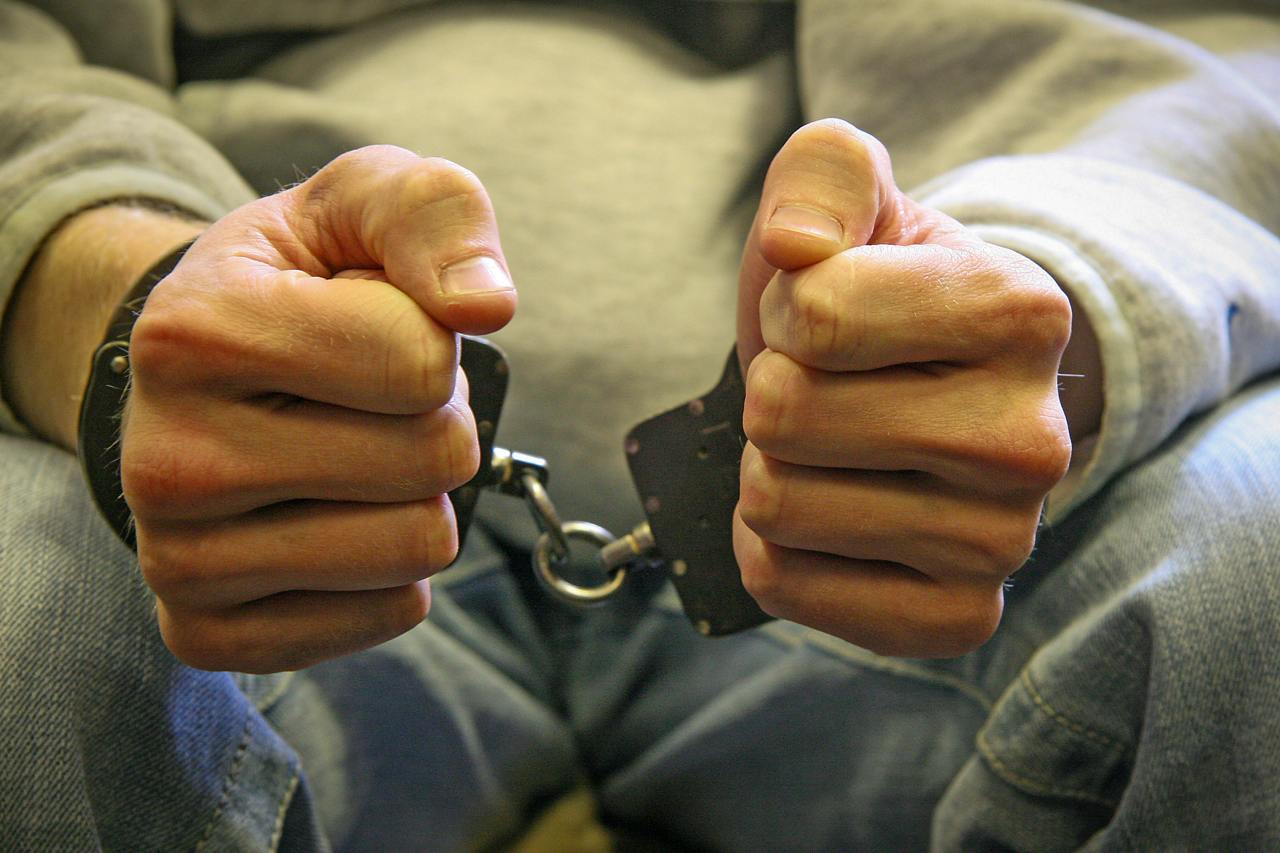 Японец два года хранил тело умершего отца в шкафу: он хотел избежать расходов на похороны Сын умершего, Нобухико Судзуки, владеет небольшим семейным рестораном в Токио, пишет South China Morning Post. В один момент его заведение закрылось на целую неделю — соседи забеспокоились и обратились в полицию. Правоохранители прибыли в дом Судзуки и обнаружили там тело его отца: 86-летний мужчина умер еще в 2023-м году. По словам Судзуки, он обнаружил отца мертвым, когда вернулся домой. И просто спрятал его тело в шкафу, потому что похороны «обошлись бы слишком дорого». Сейчас мужчина находится под следствием: его обвиняют не в варварском обращении с телом отца, а в присвоении пенсии умершего родителя.