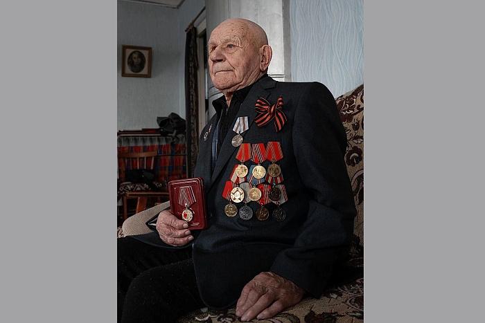 В городе Слободском состоялось открытие уникальной фотовыставки под названием «Поколение Победителей». Автор проекта — Ирина Гребенкина, фотограф и мама троих детей. По словам Ирины Витальевны, идея создания галереи портретов возникла неслучайно. Это произошло в Год защитника Отечества, объявленный президентом Российской Федерации. Ирина Гребенкина стремилась запечатлеть в глазах героев мудрость прожитых лет, боль утрат и безграничную доброту. Эти люди прошли через страшные испытания, но сохранили свет в душе. Их лица — это наша история, наша гордость.