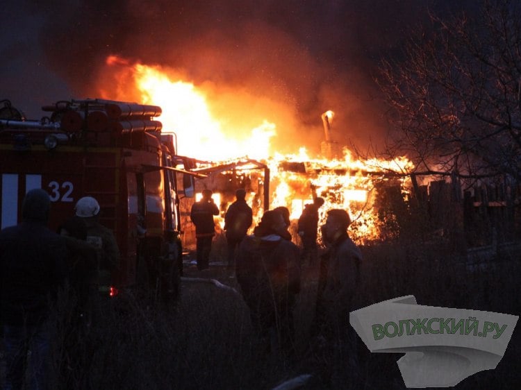 В Волжском неизвестные сожгли хозпостройку с БОМЖом внутри  Пожар вспыхнул в исторической части Волжского накануне, 20 февраля, в одиннадцатом часу ночи.  Как сообщили Волжский.ру в ОНД и ПР по городу Волжскому, на проспекте им. Ленина горела постройка типа «шалаш» размером 3х4 м. Строение было охвачено пламенем по всей площади. Прибывшие на место пожарные расчеты ПСЧ-13 потушили пламя через 35 минут. Из огня спасли бездомного, который получил ожоги. Его госпитализировали в больницу. Личность БОМЖа не установлена.   Подробнее на Волжский.ру: