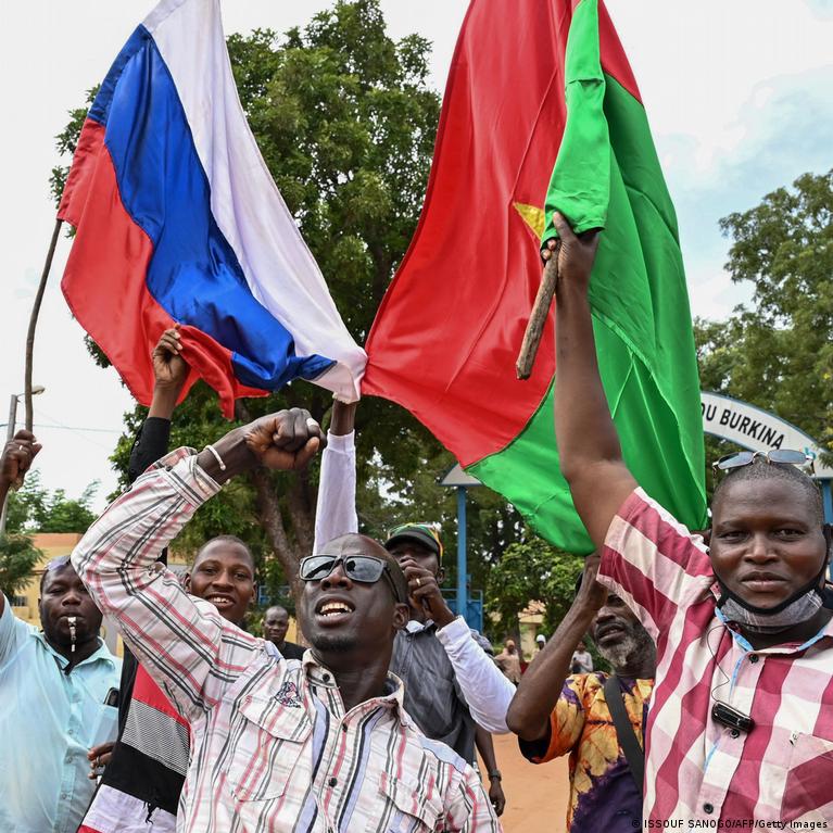 120 стран могут посещать россияне с безвизовым или условно безвизовым въездом рассказал ТАСС депутат Сангаджи Тарбаев При этом полностью безвизовыми для граждан РФ являются 12 африканских государств а также ряд стран Латинской Америки и ближневосточного региона Правда на днях в одну латиноамериканскую страну все таки порекомендовали не ездить