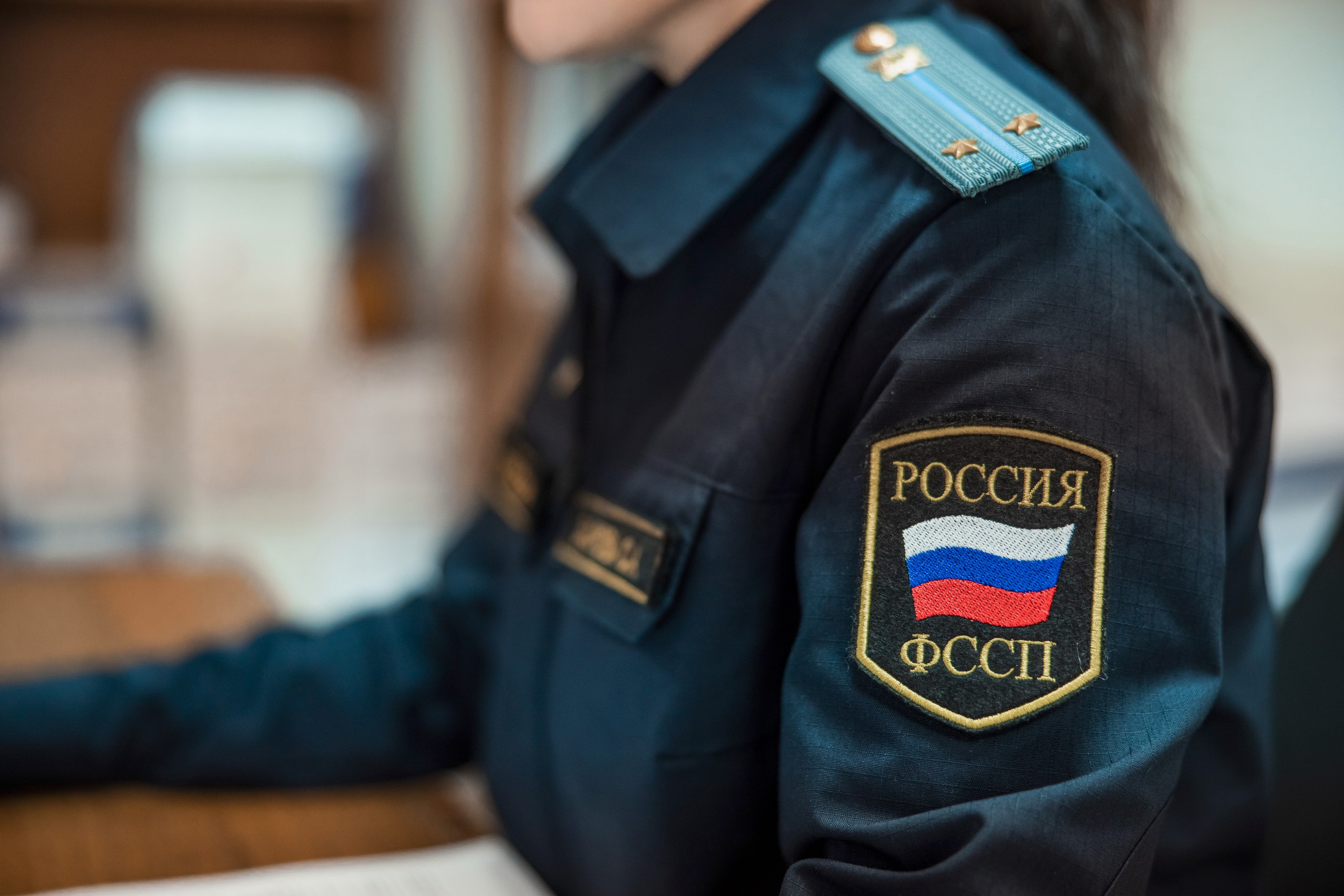 Интеллектуальная собственность ушла с молотка Впервые в Якутии был арестован и передан на продажу товарный знак крупного предприятия должника Данный шаг принят в рамках исполнения более 20 исполнительных производств различной категории общая сумма задолженности по которым превышает 200 миллионов рублей Предприятие занимающееся изготовлением и продажей национальных изделий долгое время уклонялось от оплаты своих финансовых обязательств поэтому в ходе исполнения пристав наложил арест на товарный знак предприятия После проведения оценки рыночной стоимости товарного знака специалистами интеллектуальная собственность передана на реализацию и продана на торгах Реализация товарного знака влечет для должника обязательную утрату права на его дальнейшее использование Пресс служба Управления ФССП России по Республике Саха Якутия