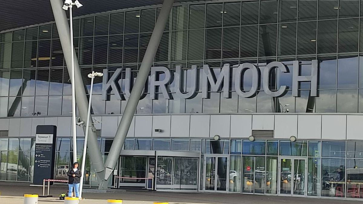 В аэропорту Самары "Курумоч" 20 июля снова задерживают и отменяют рейсы  В самарском аэропорту "Курумоч" из-за угрозы атаки беспилотников в других городах снова происходят сбои в расписании – несколько рейсов задержаны, а некоторые и вовсе отменены. Об этом сообщает онлайн-табло вылетов на официальном сайте.  Например, сегодня отменились два рейса в Москву, а семь других задержаны: 3 из них Самара — Сочи; 3 – Самара — Москва; 1 – Самара — Санкт-Петербург.  Пассажирам рекомендуется уточнять статус рейсов перед вылетом.   : ГТРК Самара