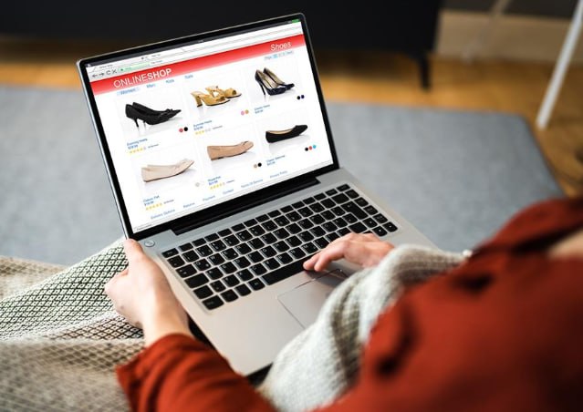 В Госдуме не видят необходимости вводить равный доступ к маркетплейсам Поводом для заявления стала рекомендация Совета Федерации поступившая в правительство в октябре Сенаторы предложили законодательно закрепить недискриминационный доступ к цифровым платформам исключив преимущества для аффилированных с ними лиц включая предоставление скидок при оплате картами самих маркетплейсов Аксаков подчеркнул что ключевым приоритетом для него является защита интересов граждан Он видит позитив в том что у потребителей есть возможность выбирать между различными программами лояльности как банков так и торговых площадок и совершать покупки выгоднее Если у людей есть возможность покупать товары дешевле оплачивая их картами маркетплейсов то проблемы нет все честно заключил он При этом глава комитета провел четкую границу между здоровой конкуренцией и манипуляциями отметив что финансовые организации и маркетплейсы должны предлагать людям выгодные условия а не искусственно завышать базовую стоимость товаров