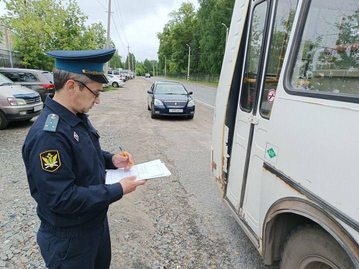 В Томске арестовали маршрутку прямо на остановке  Судебные приставы наложили арест на автобус ПАЗ, обслуживающий маршрут №32. Причина — долг транспортной компании перед банком в 110 тысяч рублей.  Автобус был пойман на конечной — площади Южной. Пристав дождался окончания рейса, пассажиры вышли, и тогда начались «процессуальные действия». Машину оценили в 600 тысяч рублей и поставили на регистрационный запрет.  Если долг не оплатят в ближайшее время, автобус уйдёт с молотка, а выручку, за вычетом долга, отдадут владельцу.  Фото: УФССП по Томской области