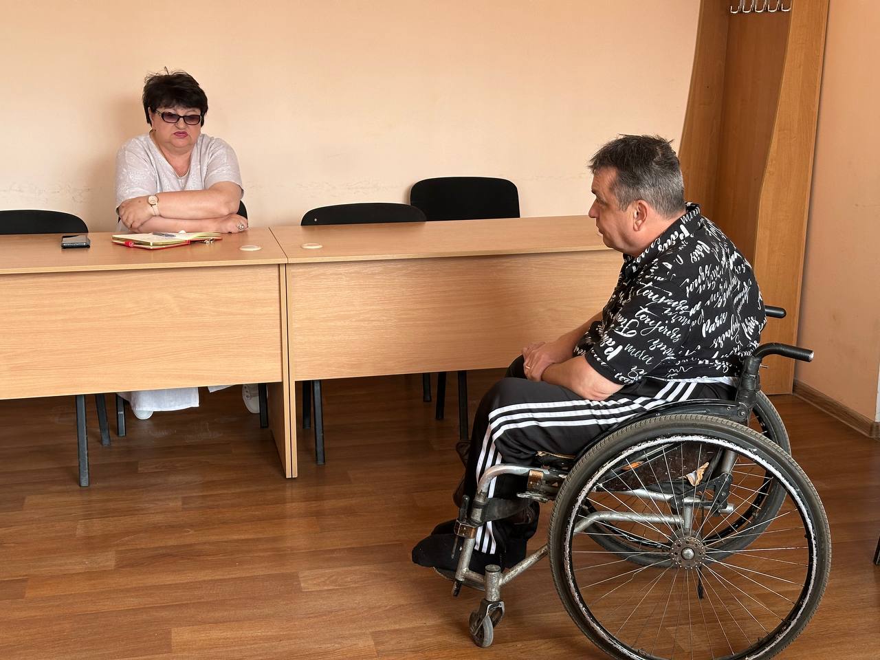 Сегодня Глава городского округа Андрей Рубанцов провел приём граждан по личным вопросам.    На прием поступили обращения по вопросам:     установка лифта в многоквартирном жилом доме кв. Гагарина;   благоустройство придомовой территории, ремонт дороги, неудовлетворительная работа ЖЭК;  оказание помощи в приватизации земли и газификации участнику СВО.    По данным вопросам Глава городского округа дал рекомендации и разъяснения, а профильным службам - в кратчайшие сроки разобраться по поступившим вопросам и принять меры реагирования в соответствии с законодательством Российской Федерации.