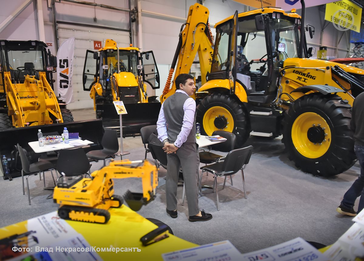 Продажи дорожно строительной техники за девять месяцев снизились на 41 3 Темпы падения рынка стали меньше следует из данных Росспецмаша В сентябре отгрузки сократились на 25 7 год к году Хотя машиностроители не видят признаков стабилизации ситуации участники рынка отмечают позитивное влияние от распродажи стоков изъятой лизинговой техники Обновление парка может активизироваться во второй половине 2026 года если не будет сокращения расходов на строительство дорог Подписывайтесь на Ъ Оставляйте бусты