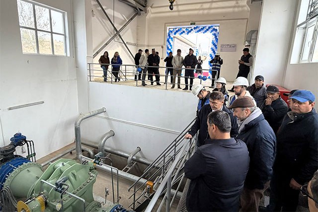 В Фергане открыта новая энергоэффективная насосная станция Около 2 4 млн гектаров сельскохозяйственных угодий что составляет 56 орошаемой площади Узбекистана зависят от работы насосных станций В стране функционируют 1 700 таких объектов которые ежегодно потребляют 7 2 млрд кВт ч электроэнергии почти 16 общего энергопотребления В этих условиях повышение энергоэффективности ирригационных систем остаётся одной из ключевых задач для аграрного сектора и водного хозяйства   English O zbek tilida Ўзбек тилида На русском iOS Android