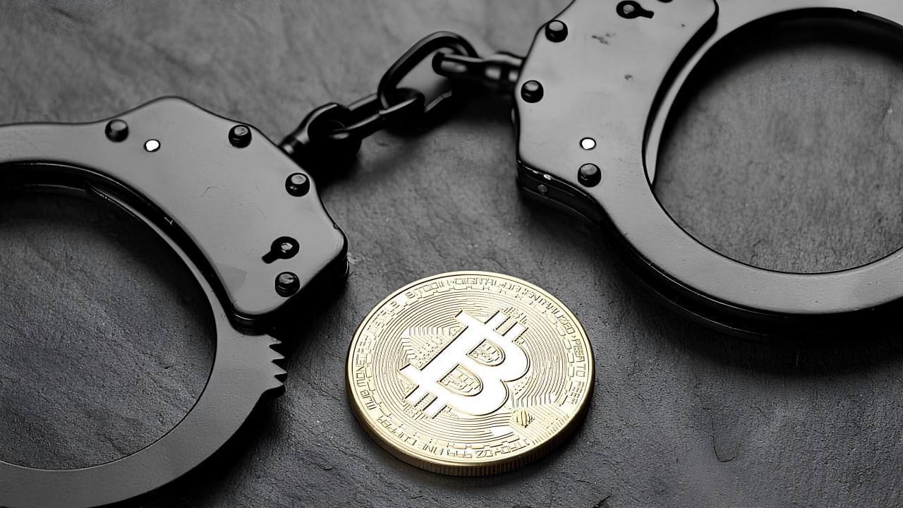 Более 10 млн рублей лишилась жительница Северной Осетии при попытке заработать на криптовалюте Уголовное дело о крупном мошенничестве с криптовалютой более чем на 10 млн рублей, жертвой которого стала 53-летняя местная жительница, возбуждено в Северной Осетии, сообщает пресс-служба МВД по республике. По данным ведомства, в марте 2025 года женщина познакомилась в соцсети с неким Андреем, который посоветовал ей зарегистрироваться на криптобирже и создать децентрализованный кошелек. Так как потерпевшая имела представление о криптовалюте токенах , то заинтересовалась предложением и по инструкции мужчины прошла необходимую верификацию, в ходе которой тот получил доступ к ее счету. «Чтобы получать прибыль от вложений, женщине посоветовали сделать депозит и приобрести токены USDT, равнозначные стоимости доллара. Потерпевшая начала потихоньку покупать криптовалюту. Вскоре она приобрела свыше 100 тыс. токенов USDT более чем на 10 млн рублей, которые перевела на свой децентрализованный кошелек», – говорится в сообщении. Крылья
