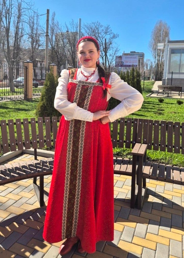 Студентка из Курской области стала лауреатом конкурса народного вокала Первокурсница Суджанского колледжа искусств Мария Сивцева завоевала диплом лауреата первой степени на IV Открытом конкурсе талантов Рябины гроздья алые который проходил в Губкине Белгородской области Мария обучается на отделении сольного и хорового народного пения под руководством преподавателя Светланы Егоровой В номинации Народный вокал юная певица выступила вместе с концертмейстером заслуженным артистом РФ Юрием Ткачёвым Курская Telega Прислать новость