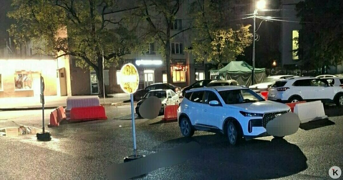 В Калининграде стоянка на Барнаульской останется но будет платной и уникальной для региона С 1 декабря дорожники начнут наносить разметку и устанавливать знаки На это время парковка будет закрыта МКУ Городская служба автопарковок уже монтирует оборудование В будущем оставить машину на этом месте можно будет только за деньги А вот шлагбаумы здесь не появятся и это новшество для региона госномера будут считываться камерами Информацию о платной стоянке разместят на дорожных знаках Более подробно о правилах пользования паркингом власти города пообещали рассказать когда система начнёт работу Сейчас автомобилисты достаточно плотно ставят машины чтобы уместиться на этом пяточке В будущем парковочных мест станет меньше