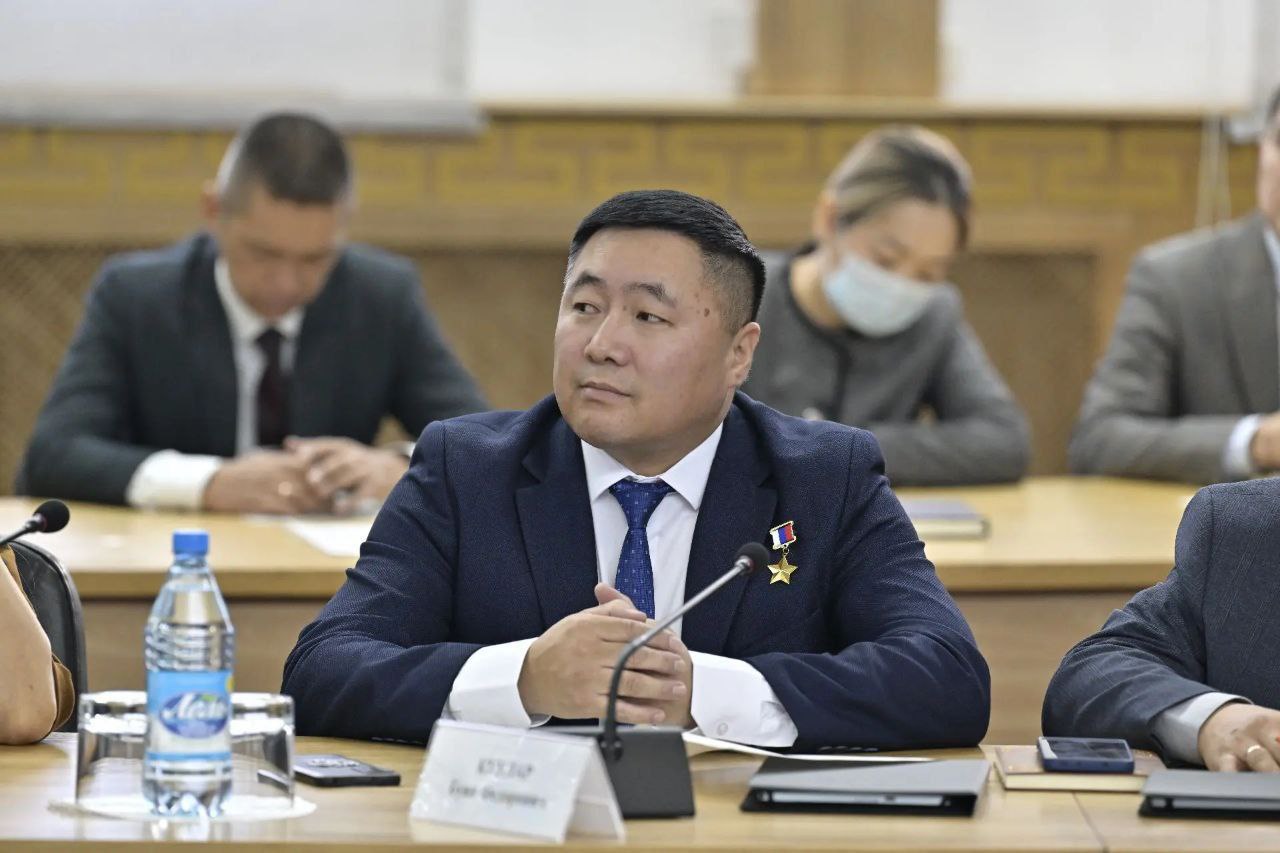 Сегодня на заседании правительства представил нового министра по делам молодежи республики Героя России Буяна Куулара Желаю ему успехов энергии и мудрости на этом ответственном посту Уверен что его опыт сила духа и преданность родной земле станут крепким фундаментом для новых достижений в работе с нашей молодежью Назначение Буяна Федоровича это яркое подтверждение эффективности программы Герои Тувы Этот проект создан именно для того чтобы растить настоящих лидеров патриотов готовых брать на себя ответственность за будущее республики Уже сегодня помимо нового министра два других выпускника программы успешно трудятся на своих должностях внося реальный вклад в развитие Тувы Это наша лучшая инвестиция инвестиция в людей в их знания и преданность родному краю Герои Тувы это не просто программа это кадровый резерв и новая философия управления Здесь сочетаются боевой героизм гражданская ответственность и современные компетенции Мы будем и дальше поддерживать и расширять этот проект потому что будущее республики строят именно такие люди сильные решительные и любящие свою землю