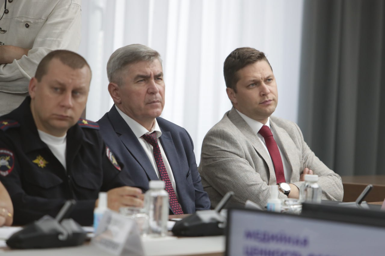 Больше, чем путешествие: в Тульской области пройдет семейный туристский фестиваль Эта тема обсуждалась на заседании оргкомитета по подготовке и проведению фестиваля. Он состоится на территории арт-кэмпа «Дикая Мята» с 7 по 10 августа. В программу войдут два блока В первом блоке примут участие победители специального проекта «Большое семейное путешествие» – порядка 100 семей с детьми в возрасте от 7 до 17 лет. Им предстоит: отправиться в походы разного уровня сложности, принять участие в мастер-классах по оказанию первой помощи и походному туризму, попробовать свои силы в командных видах спорта, квестах и эстафетах. Не обойдутся и без песен у костра, кинотеатра под открытым небом и астроэкскурсий. 9 августа пройдет открытый день фестиваля Для участия необходимо пройти регистрацию на официальном сайте с 4 по 1 августа . Этот день станет центральным событием, где организуют образовательные, культурные, туристические и спортивные мероприятия. Гостям предложат создать семейную карту традиций, юных участников посвятят в туристы и поздравят супружеские пары, отмечающие юбилейные даты. Организаторы фестиваля: проект «Походы Первых – Больше, чем путешествие» программы Росмолодёжи «Больше, чем путешествие» и Движения Первых, а также Правительство Тульской области