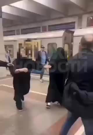 Конфликт в московском метро: драка между мужчиной и женщинами в никабах