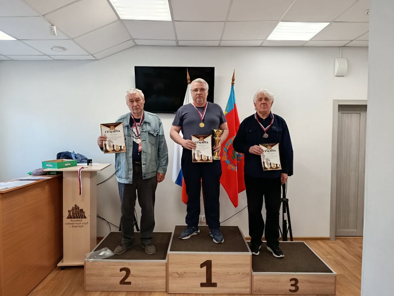 «Кубок Победы» среди ветеранов, посвященный 80-летию Великой Победы, состоялся 8 мая в Краевом шахматном клубе Барнаула. Сыграть в блиц собрались 38 ветеранов. Итоги: Алексей Гриценко Виктор Гемпель Александр Чернов Среди женщин лучший результат показала Ольга Нестерова. Краевой спортивный клуб «Ветеран» наградил победителей и призеров «Кубка Победы», а также самого старшего участника – Анатолия Ивановича Рябцева, который родился в 1937 году. Федерация шахмат Алтайского края