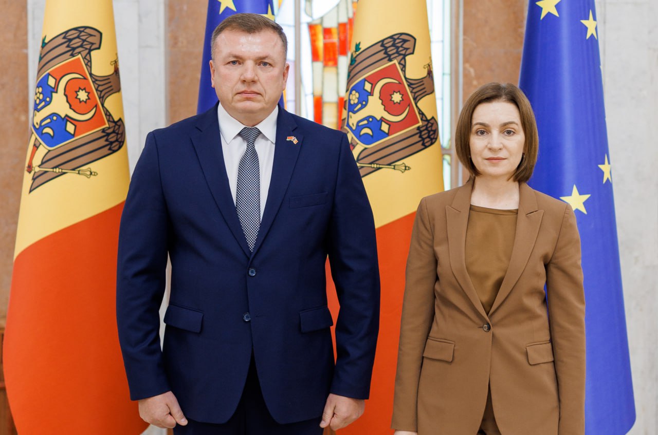 Посол Беларуси Анатолий Бубен 5 сентября вручил верительные грамоты президенту Молдовы Майе Санду Как сообщает пресс служба белорусского внешнеполитического ведомства в ходе краткой беседы с Санду дипломат подтвердил заинтересованность в поддержании конструктивного диалога с Молдовой а также проинформировал главу государства о нацеленности Минска на активизацию белорусско молдавского торгово экономического сотрудничества Подробности Без VPN mfa gov by