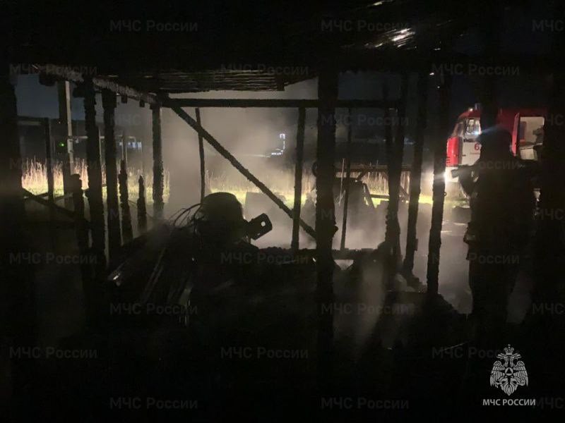 В Орловском МО потушили хозпостройку За прошедшие сутки орловские пожарно-спасательные подразделения выезжали 10 раз, из них 4 выезда на ликвидацию возгораний и 6 выездов на помощь населению. Около полуночи 5 мая на телефон службы спасения 101 поступило сообщение о возгорании деревянной хозпостройки д. Усть-Рыбница Орловского МО. В результате пожара выгорело строение и находящееся в нём имущество. На месте работали 5 сотрудников 6-й ПЧ на 2 единицах спецтехники. Пострадавших нет. Причина пожара устанавливается.