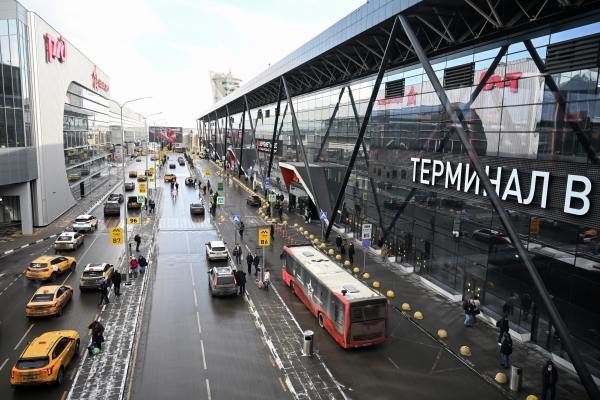 В Шереметьеве сел самолёт с треснувшим лобовым стеклом Пассажирский Boeing 738 выполнял рейс Санкт Петербург Нижнекамск передали оперативные службы Экипаж доложил о трещине в лобовом стекле и принял решение о посадке в Шереметьеве говорится в сообщении Самолёт благополучно приземлился пострадавших нет передаёт ТАСС Воздушное судно осматривают технические специалисты Пассажирам готовят резервный борт для продолжения полёта в Нижнекамск Подписаться на Говорит Москва Telegram VK MAX