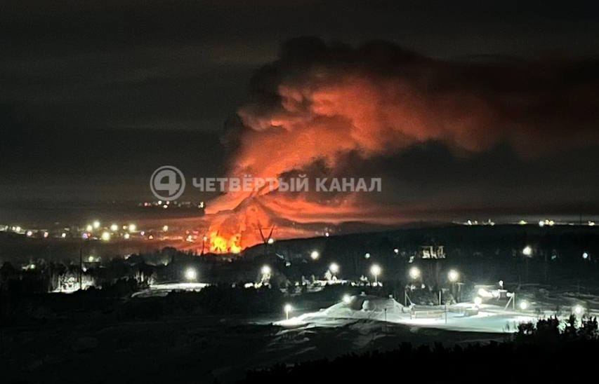 В деревне Боярка в Заречном муниципальном округе прошлой ночью произошел крупный пожар В пламени погибли 15 лошадей и пострадал один человек Как сообщает 4 канал площадь возгорания составила 500 квадратных метров Запахло гарью уже с 23 часов К сожалению все лошади погибли написали очевидцы На место прибыли четыре спецмашины и 13 сотрудников экстренных служб Им удалось потушить пожар и разобрать завалы лишь к пяти часам утра 4 канал justmediaru