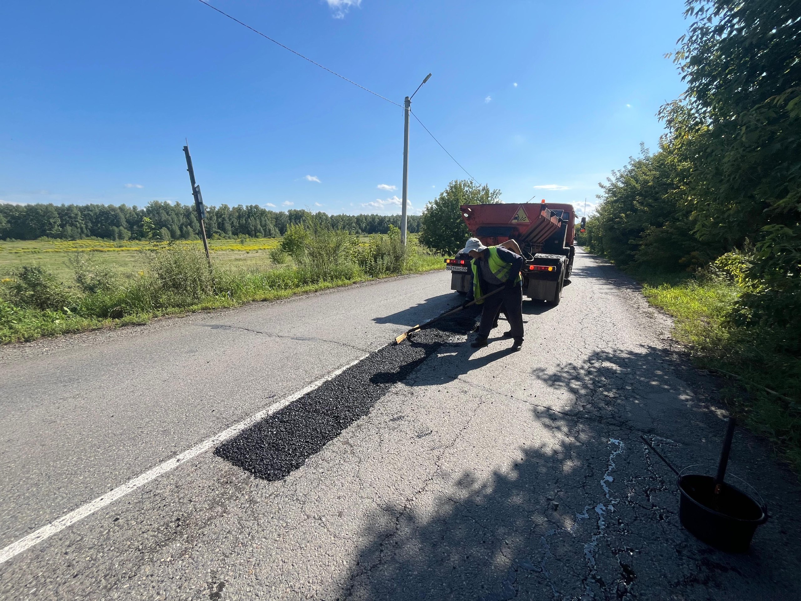 В городе продолжается ямочный ремонт дорог На текущей неделе дорожные службы выполняли работы по восстановлению дорог и провели ямочный ремонт асфальтобетонного покрытия на улицах Пригородная, Нефтяная и МПС. Рабочие устранили ямы и трещины, отремонтировали участки дорожного полотна, находящиеся в критическом состоянии. На улице Вали Максимовой ремонт проводился с применением специальной машины БЦМ бункер-смеситель для приготовления асфальтобетонной смеси . Такой метод позволяет оперативно и эффективно устранять повреждения, особенно в условиях переменчивой погоды. При отсутствии дождей ремонтировать дороги в Бийске будут и дальше. Пресс-центр Администрации г. Бийска
