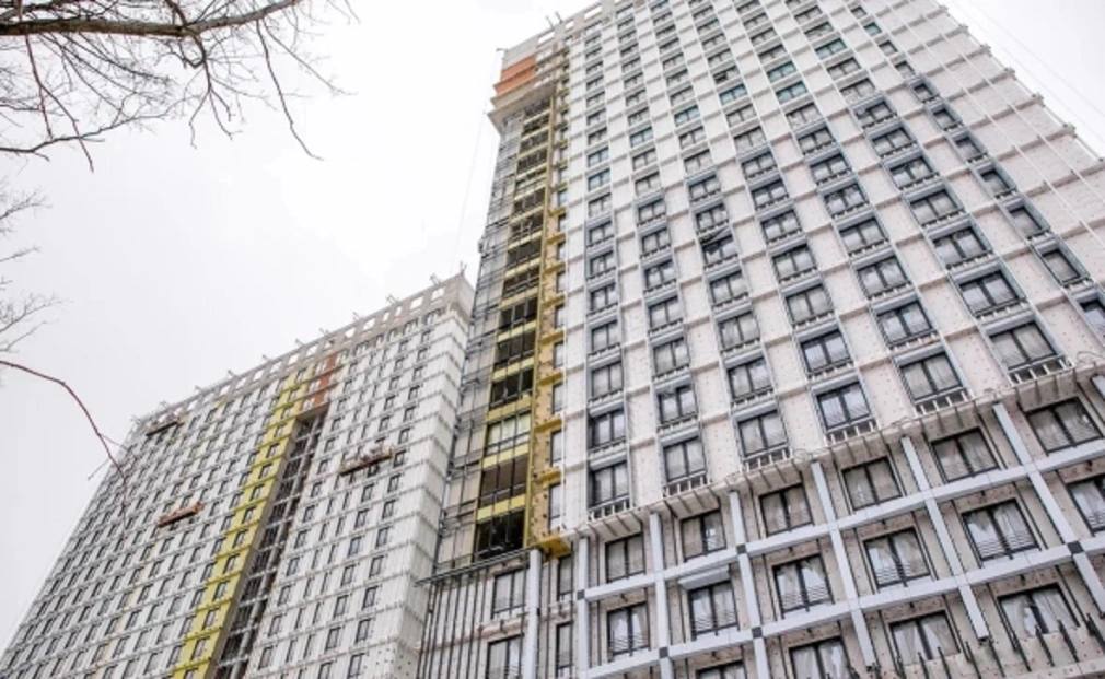 Уфа вошла в топ-25 рейтинга городов по строительству жилья Уфа заняла 21-е место в рейтинге российских городов по строительству жилья. Города в нем проранжированы по среднему объему введенного жилья на человека в 2024 году, в столице Башкирии этот показатель составил 0,952 кв. м. Годом ранее Уфа была 18-й в рейтинге, среднедушевой объем введенного жилья составлял 1,02 кв. м. Общий объем введенного жилья в городе сократился за год на 5,9%, до 1,1 млн кв. м, на Уфу приходится 33,8% в республиканском объеме введенного жилья. Обеспеченность населения жильем оценивается в 28,3 кв. м на человека, годом ранее показатель составлял 27,5 кв. м. Уфа остается в десятке городов — лидеров по объемам введенного жилья за год в абсолютном выражении. В рейтинг также входит Стерлитамак. Второй по численности населения город республики поднялся в рейтинге, годом ранее Стерлитамак был на 82-й строчке, в новом рейтинге — на 79-й. При этом показатель среднего объема введенного жилья на человека в городе снизился с 0,42 кв. м по итогам 2023 года до 0,406 кв. м по итогам 2024-го. В прошлом году в Стерлитамаке ввели 114 тыс. кв. м жилья, или 3,4% от республиканского объема. Обеспеченность жильем составила 23,8 кв. м на человека. РБК-УФА