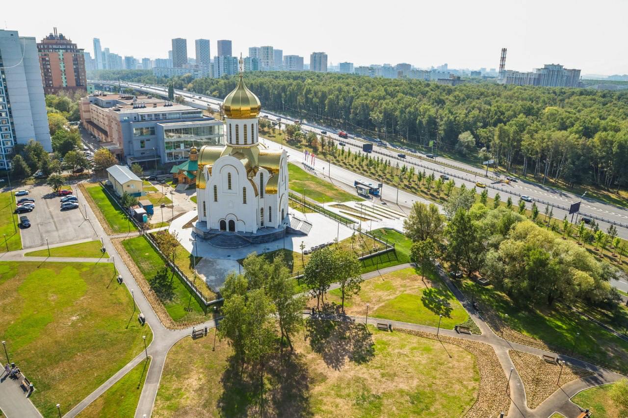 Пять крупных общественных пространств благоустроили на западе Москвы за текущий год, сообщил Сергей Собянин.    По его словам, там появились спорткластеры, площадки для отдыха, современная система освещения. Также высадили деревья, провели реконструкцию дворов и детских площадок.   Кроме того, специалисты заменили покрытие проездов и тротуаров, добавили места для выгула домашних питомцев. Помимо этого, обустроили лестничные марши к храму и пандусы для маломобильных граждан.