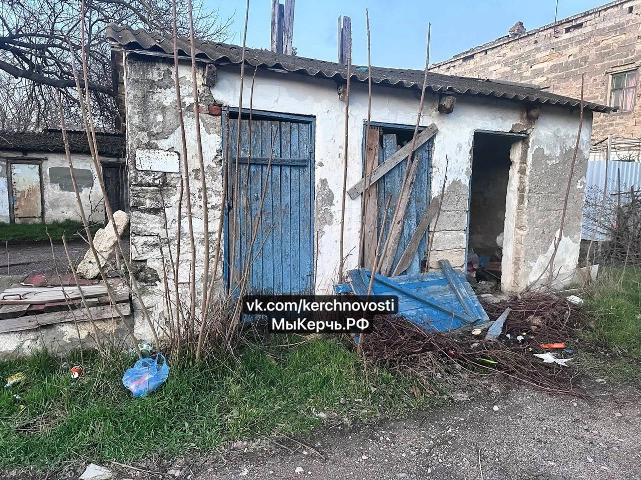 В Керчи снесут незаконные постройки и высадят деревья Во внимании как частный сектор, так и МКД На этой неделе начинают работу по демонтажу незаконно установленных сараев, гаражей, будок и других стационарных сооружений "Предварительно сотрудники управления муниципального контроля обследовали все придомовые территории. Особое внимание уделено дворам, где ведется благоустройство. Жители были оповещены заранее о необходимости приведения в порядок самих строений и документов на них",- доложил на аппаратном совещании Олег Каторгин. Дано поручение Службе городского хозяйства разработать план высадки зеленых насаждений в городе с учетом мест сноса аварийных деревьев. Необходимо включить высадку тополей на улице Гайдара и дубов в Казённом саду. В рамках рейдов сотрудники управления муниципального контроля предупреждают жителей частного сектора об ответственности за складирование веток у частных домовладений на муниципальной территории. На данный момент возбуждено 27 административных производств - за это нарушение Правил благоустройства предусмотрена административная ответственность и штраф от 2 до 5 тысяч рублей. Не снимается с повестки вопрос по покосу травы. В адрес управляющих компаний, не выполняющих данную работу, направлено 6 уведомлений. Высота травы не должна превышать 10 сантиметров.