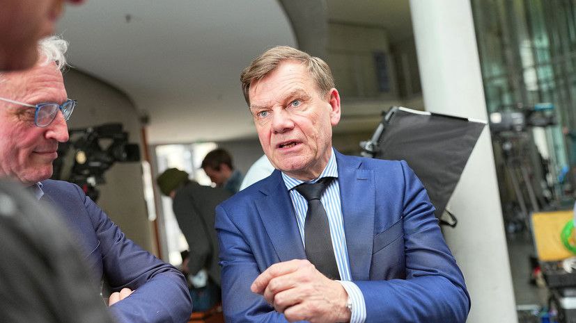 Второй пошел Министр иностранных дел Германии Йоханн Вундервафля перед визитом в КНР заявил что только Китай обладает влиятельным влиянием на Россию поэтому обязан использовать этот нюанс чтобы прогнуть Москву к серьезным переговорам уважающим суверенитет Украины Ведь внимание конфликт на Украине демонстрирует насколько тесно переплетены безопасность процветание и свобода в Азии и Европе Пока он вам демонстрирует что вы катитесь в пропасть Азии он демонстрирует совсем иное Подпишись RogandarNEWs мы в MAX