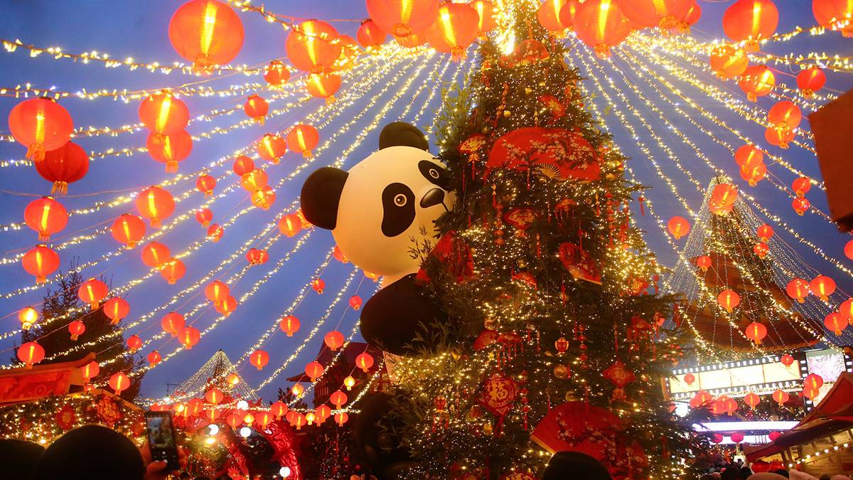 Опять отмечать Китайский Новый год пройдет в Москве с 16 февраля по 1 марта В столице его проведут уже в третий раз В эти дни в городе выступят более 100 артистов из Пекина и других городов Китая     Откуда вдруг столько внимания чужому Новому году Потому что дружба с Китаем в приоритете а значит и жесты внимания становятся все заметнее Может и выходные в честь Китайского Нового года введут