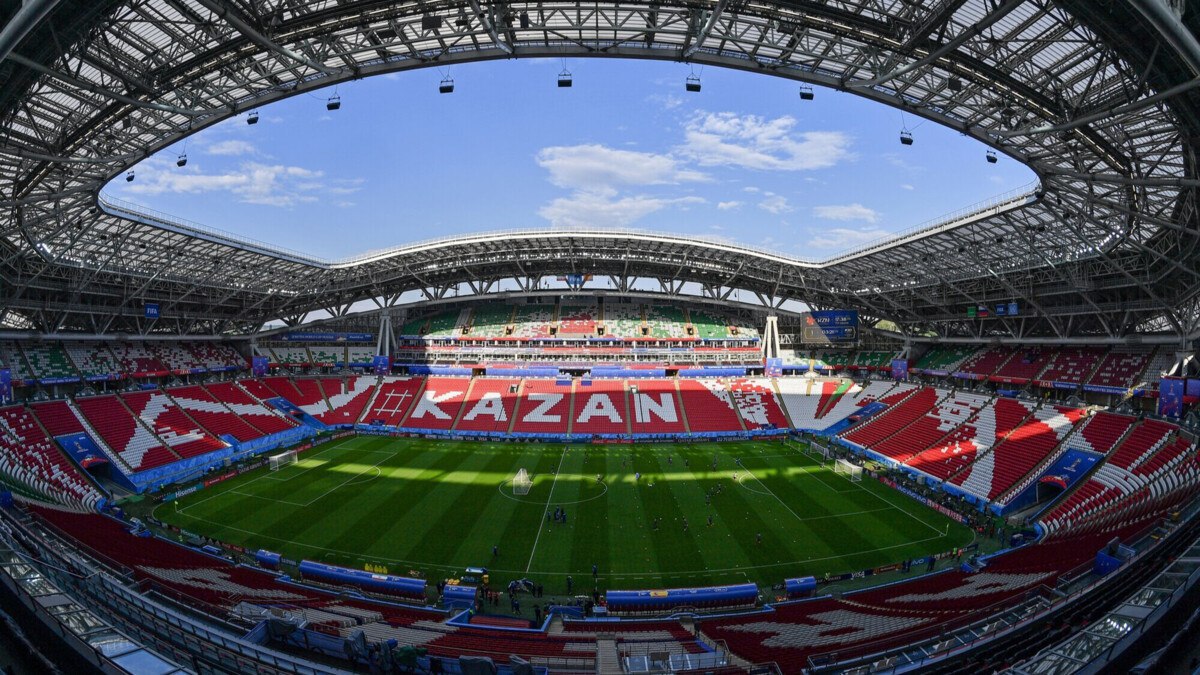 На OLIMPBET Суперкубок России реализовано более 20 тысяч билетов  Об этом Матч ТВ рассказал директор департамента мероприятий и маркетинговых коммуникаций РФС Кирилл Терешин:  «На данный момент реализовано более 20 тысяч билетов. В рамках Суперкубка мы совместно с правительством республики проведем масштабный трофи‑тур в регионе. Трофей и команды встретим в аэропорту с национальным колоритом. Далее кубок с амбассадорами матча, в числе которых планируются участие Дзагоева, Набабкина, Ари и Бухарова, отправится в различные знаковые городские локации: пройдут паблик‑токи, встречи с болельщиками, будет работать экспозона в театре Камала и парке Елмай.  В день матча для местных и приезжих болельщиков РФС организует масштабную концертную программу, на стадионе выступят группы Serebro, Dabro, Galibri & Mavik, также планируется участие еще одного секретного артиста»  Встреча пройдет 12 июля в Казани. Игру «Краснодара» и ЦСКА увидишь на Матч ТВ         РИА Новости/Владимир Песня